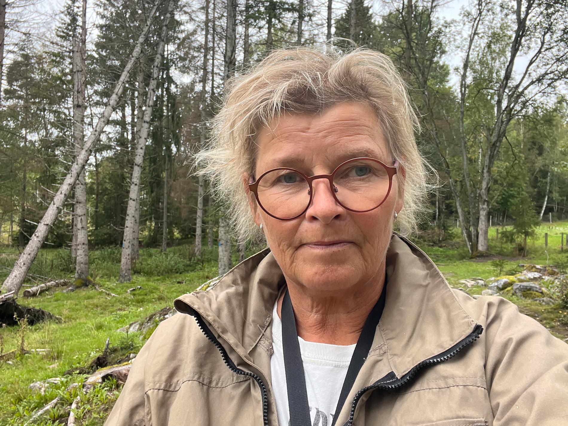 Aftonbladets Kerstin Nilsson ute i svampskogen. 