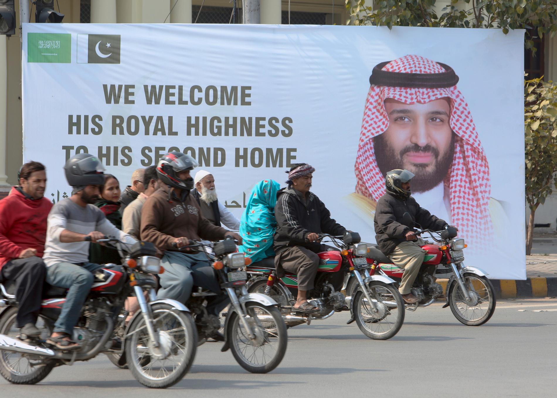 En banderoll välkomnar Mohammed bin Salman till Lahore, Pakistan.