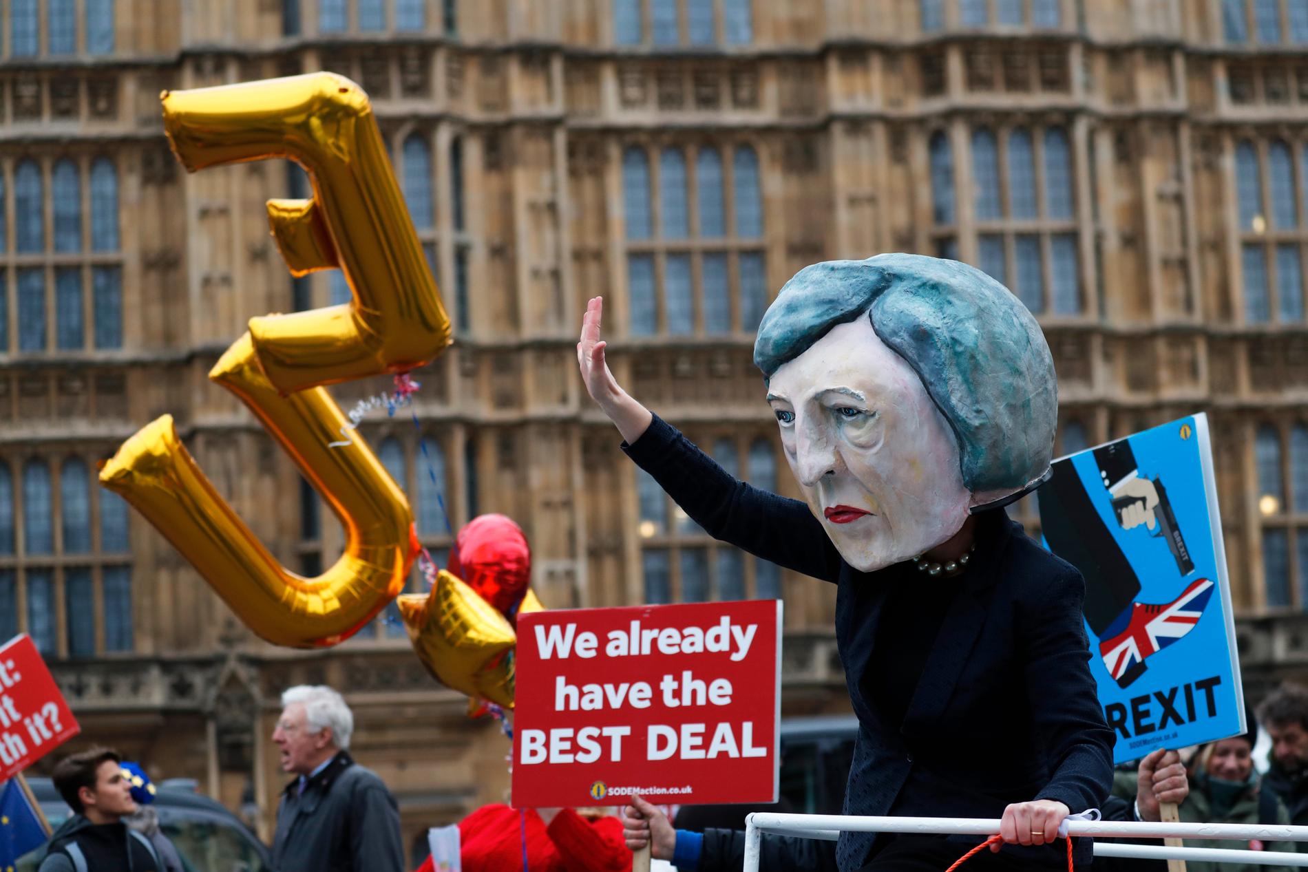 En demonstrant utklädd till Theresa May utanför parlamentet i London.