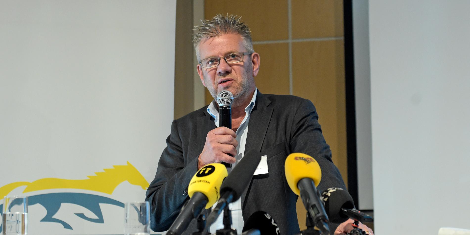 Svensk Travsports jurist, Göran Wahlman, berättar att förbundet valt att skjuta upp kuskens comeback – på grund av hotbilden. 
