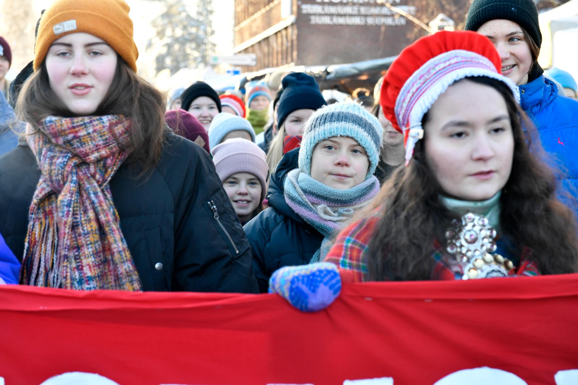 Klimataktivisten Greta Thunberg under fredagens klimatmarsch genom Jokkmokk marknad tillsammans med samiska barn och ungdomar.