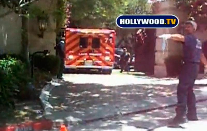 Ambulansen lämnar Michael Jacksons hem i Hollywood efter att han kollapsat. Hans liv gick inte att rädda och den 50-årige artisten förklarades senare död.