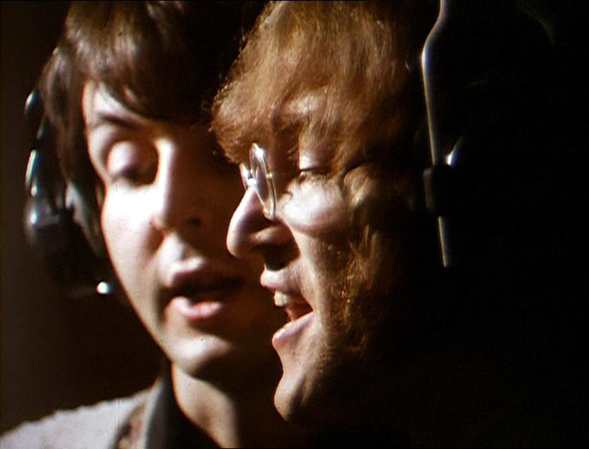Paul McCartney och John Lennon spelar in i Abbey Road-studion 1968. Arkivbild.