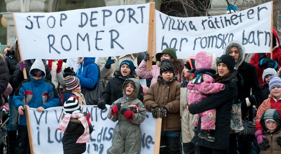 Asylsökande romer i Västsverige demonstrerade på Mynttorget utanför Riksdagshuset i Stockholm mot avvisningar till Kosovo och Serbien i våras.
