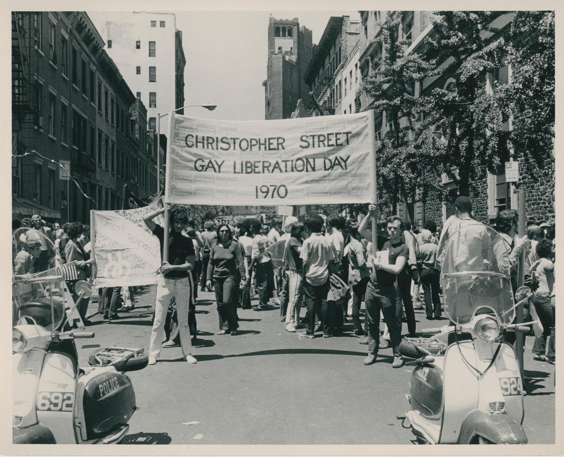 Den första prideparaden på Christopher street i New York, ett år efter det så kallade Stonewall-upproret.