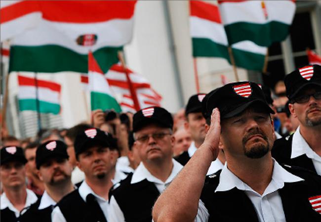 Grogrund för Fascism  Regeringspartiet Fidesz nationalistiska retorik är utmärkt grogrund för fascistpartiet Jobbik som öppet förföljer romer och hetsar mot judar. Jobbik hade tidigare en paramilitär gren, Ungerska gardet.