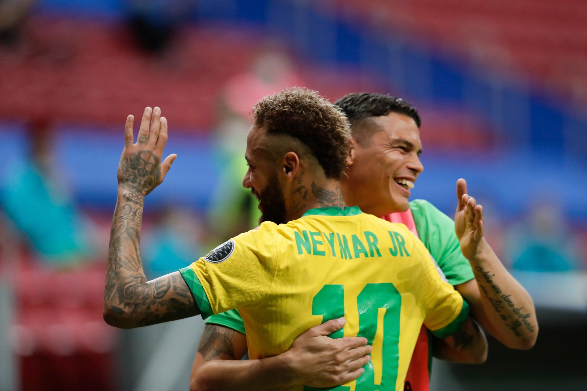 Neymar och Thiago Silva firar den förres 2–0 mot Venezuela.