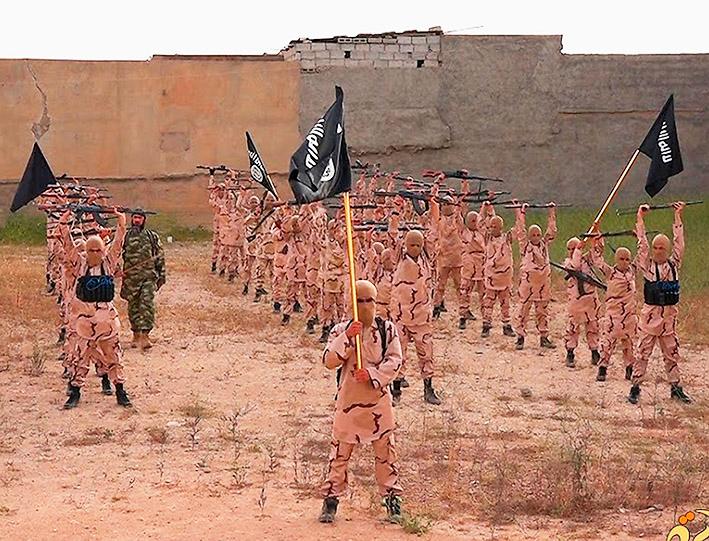 Apokalyptisk världsbild Unga IS-krigare på ett träningsläger utanför Mosul i Irak i början av året.