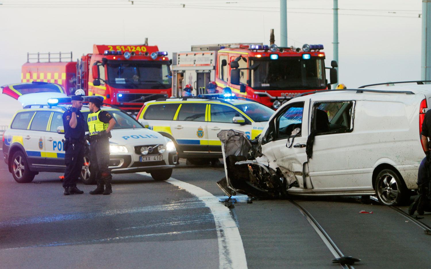 En person är allvarligt skadad efter bilolyckan på Götaälvsbron.