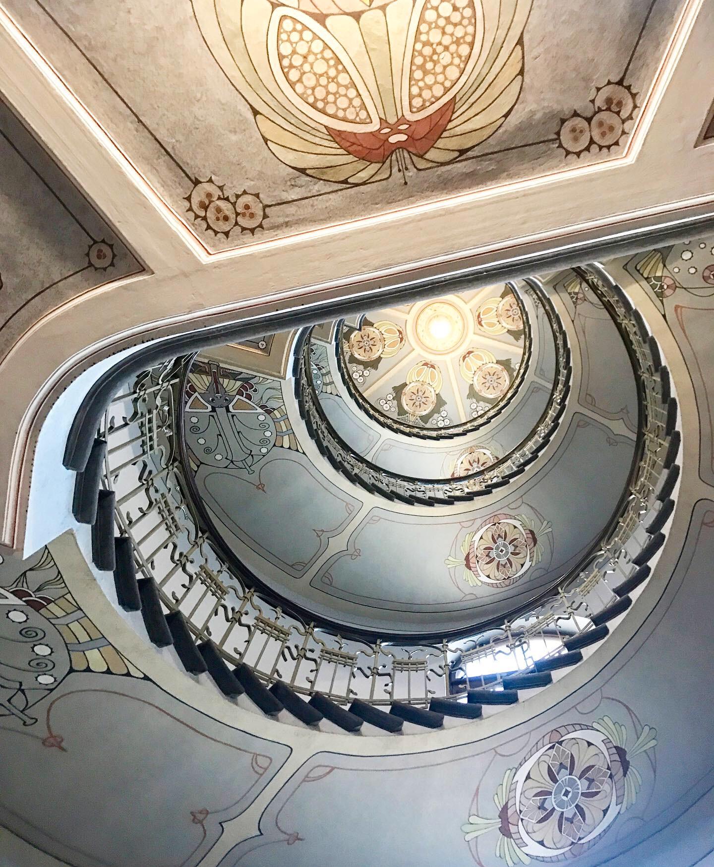 På Art Noveau-museet i Riga finns förmodligen Östeuropas vackraste spiraltrappa. 