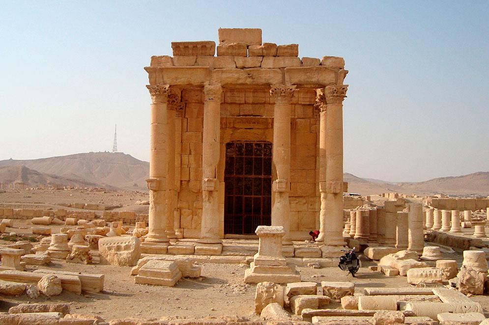 Bilden på templet är tagen den 26 oktober 2009, innan den förstördes av IS.