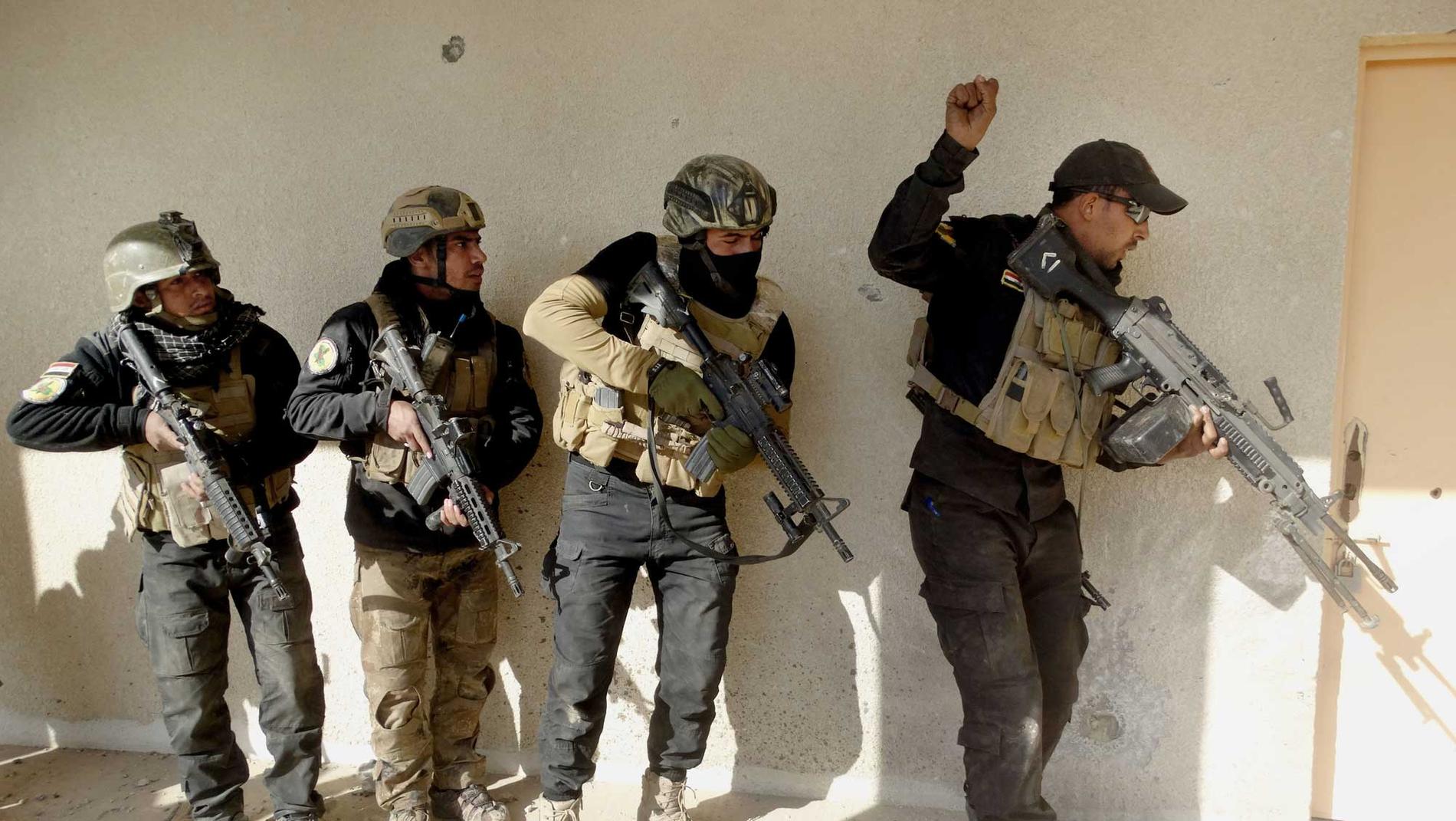 Poliser i Iraks antitterrorgrupp söker igenom en förstörd byggnad i al-Ramadi i Irak. I helgen övergav de sista IS-krigarna fästet i staden – en seger för de irakiska styrkorna.