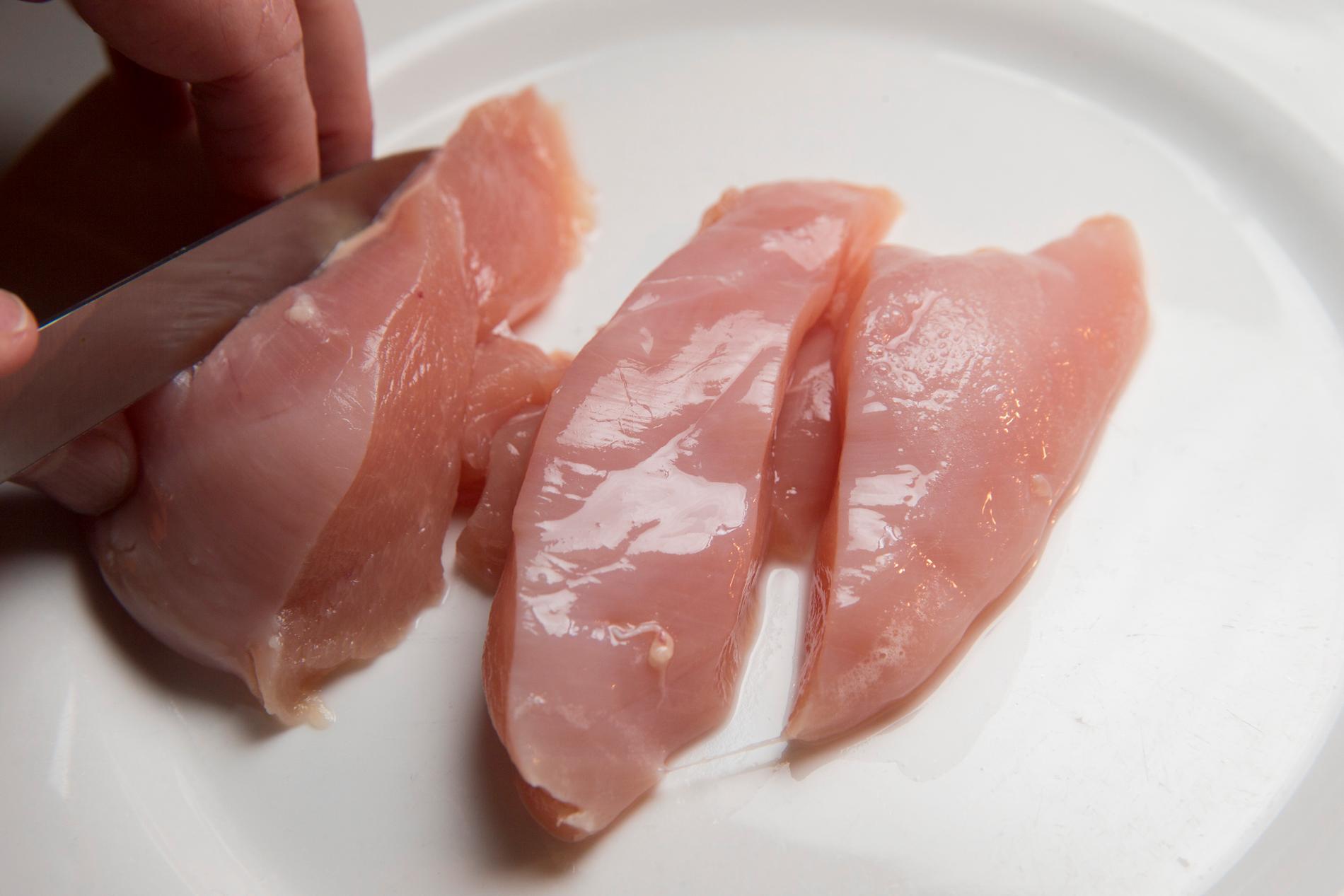Kycklingkött utan salmonellagaranti får inte säljas i Sverige. Arkivbild.