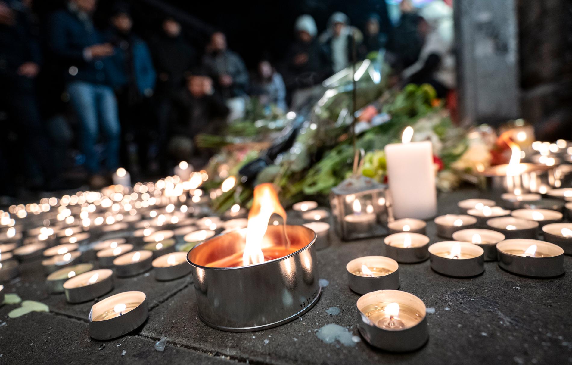 Ljus och blommor på platsen där en 15-åring skjutits till döds. Arkivbild.