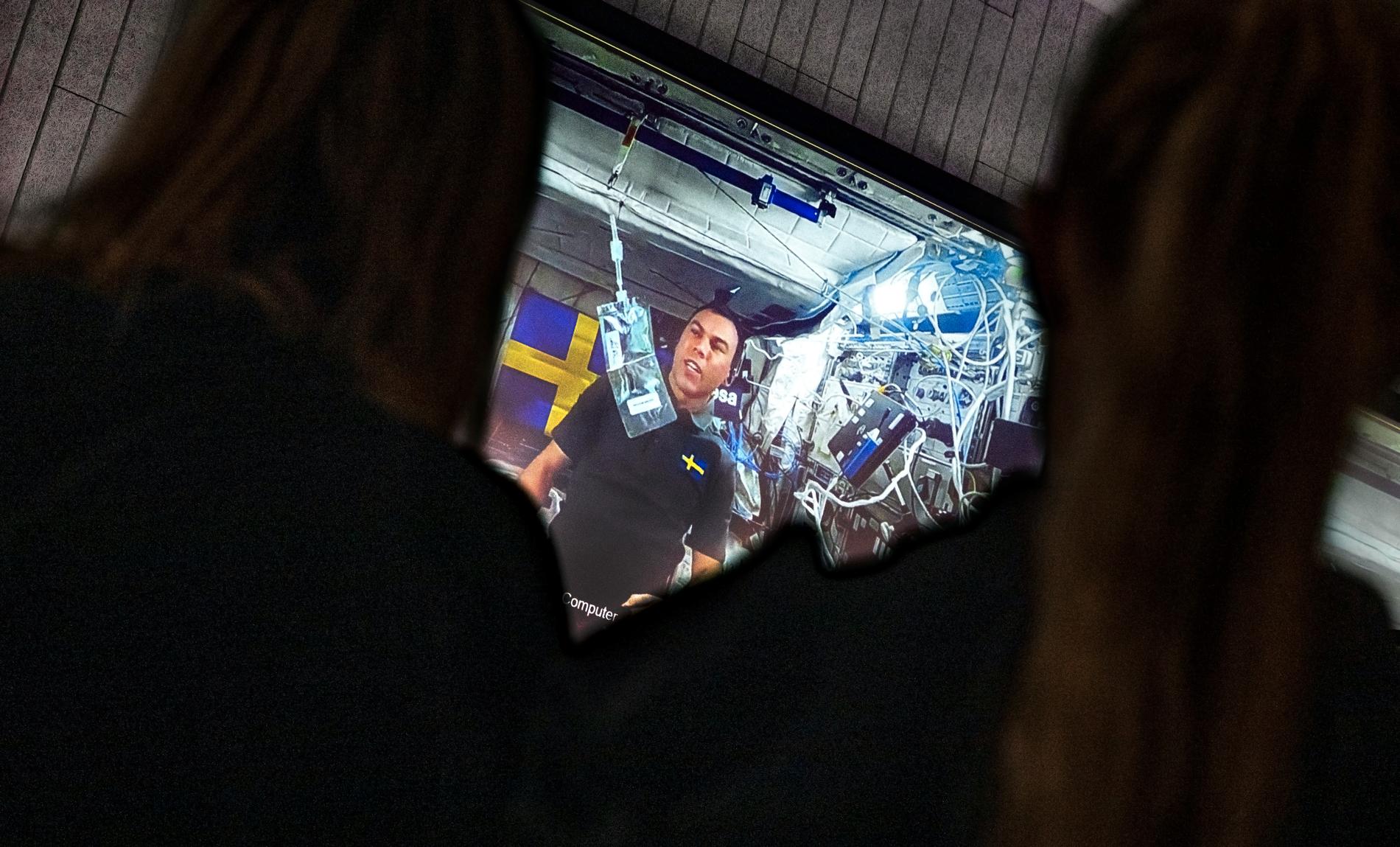 Runt 200 skolelever samlades på Tekniska museet för en hel dag med rymdaktiviteter. Dagen avslutades med att eleverna fick ställa frågor till Sveriges nya astronaut, Marcus Wandt.