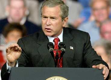 Precis som Rysslands invasion av Ukraina så byggde George W Bush upp sitt krig under lång tid. 