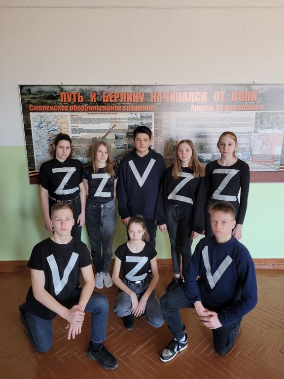 Z-prydda elever i Jartsevo på ännu ett propagandafoto till stöd för invasionen i Ukraina.