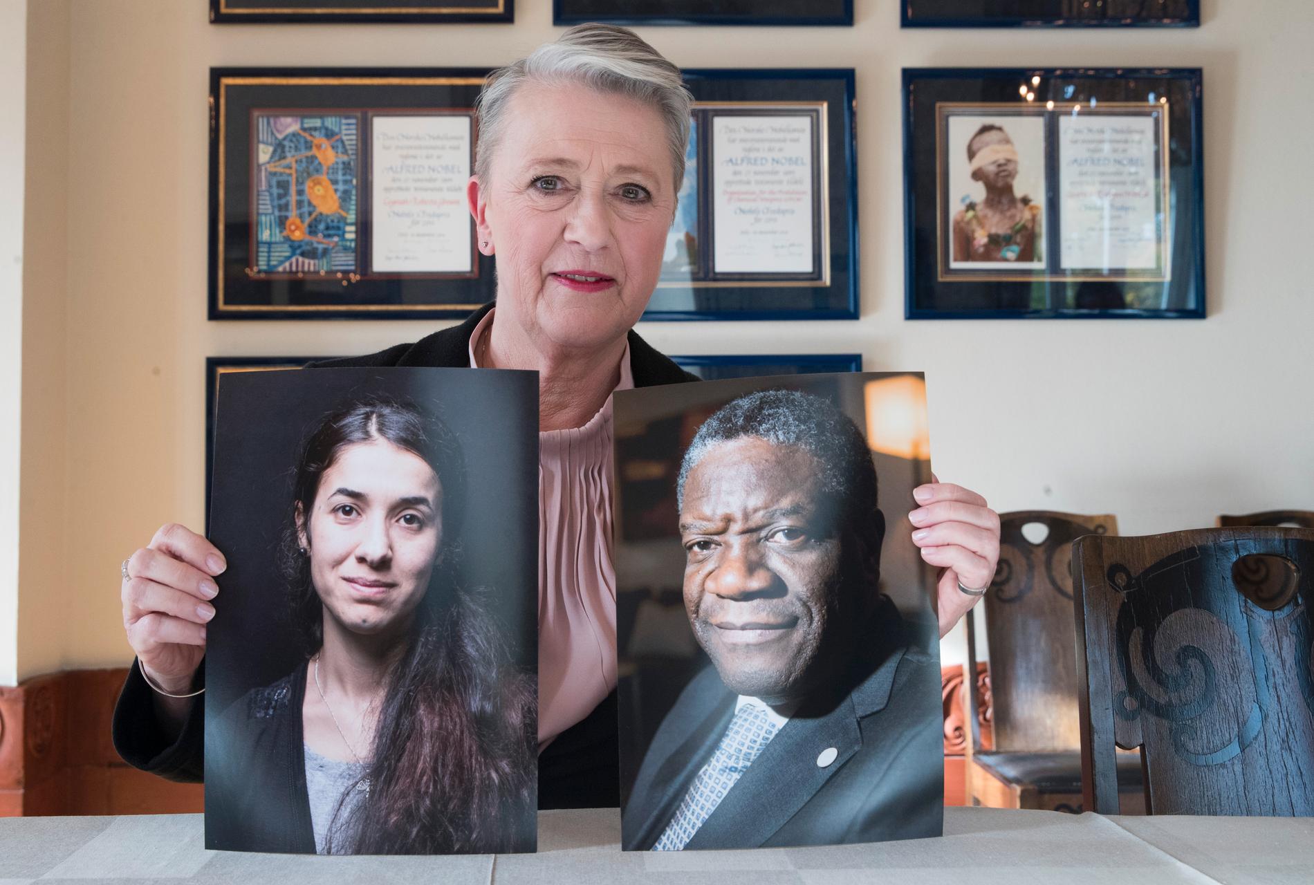 Norska Nobelkommitténs ordförande Berit Reiss-Andersen håller upp fotografier på årets fredspristagare, Nadia Murad och Denis Mukwege. Arkivfoto.