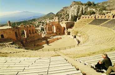 Den grekisk-romerska teatern, med Etna i bakgrunden och Medelhavet till vänster.
