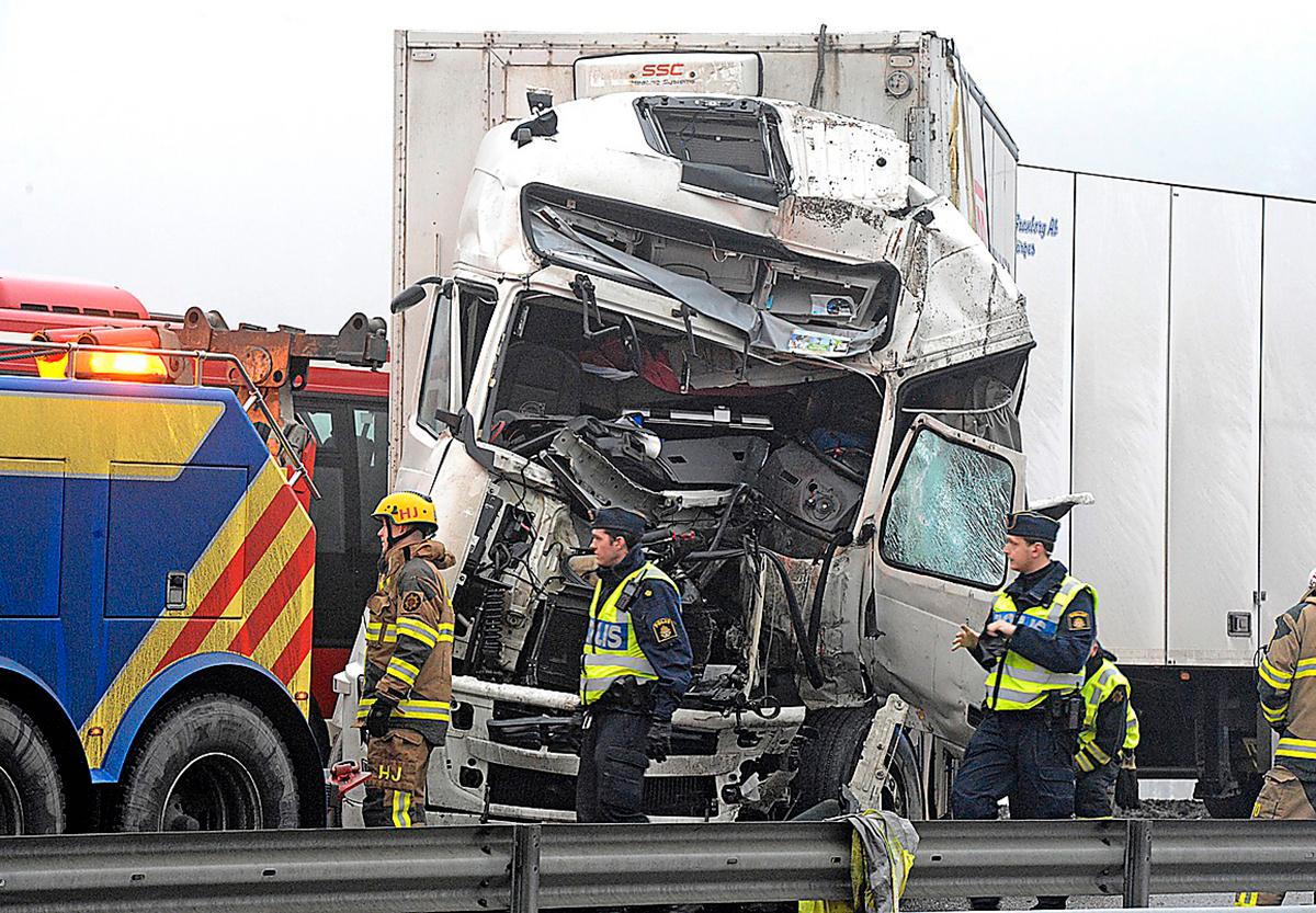 KOM ALDRIG HEM För ett år sedan inträffade dödsolyckan där en lastbil krockade med en SL-buss på E4:an vid Järna. Lastbilsförare är den yrkesgrupp där flest omkommer på jobbet.