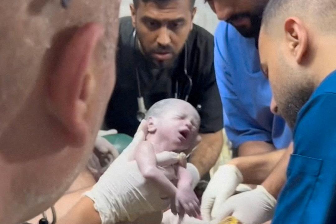 Den för tidigt födda flickan förlöstes med ett akut kejsarsnitt efter att mamman dödades i en israelisk flygattack mot Rafah i södra Gaza.