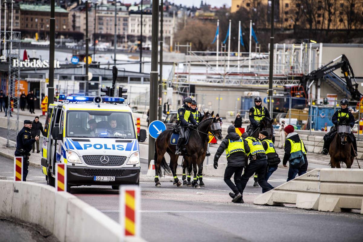 Poliserna fick kontrollera demonstranterna på vägen från Medborgarplatsen till Kungsträdgården.