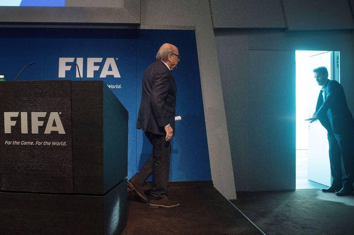 LÄMNAR DEN STORA SCENEN  Joseph S. Blatter, president för internationella fotbollförbundet (Fifa) sedan 1998, meddelade i går plötsligt att han lämnar posten. Detta bara fyra dygn efter att han blev omvald för ytterligare en fyraårsperiod.