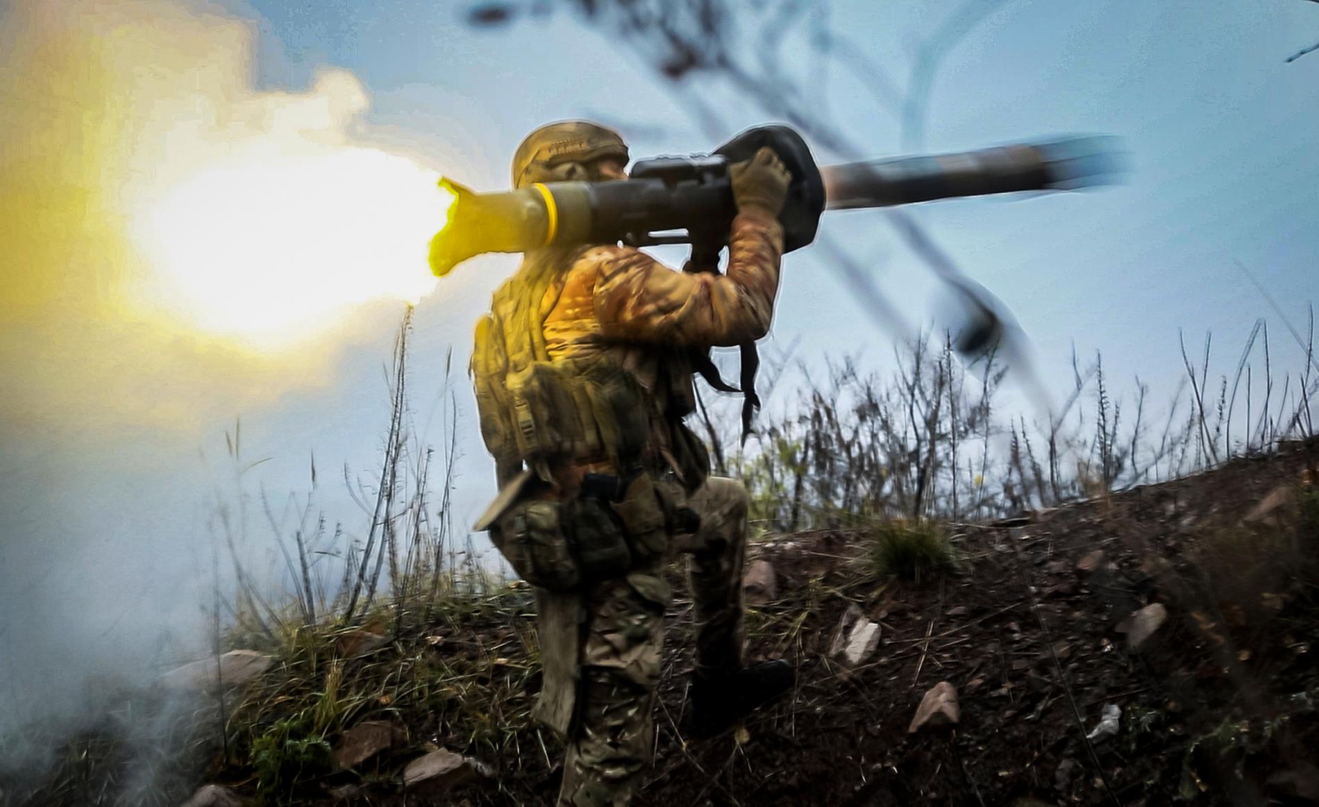 En ukrainsk soldat avfyrar ett vapen i Donetsk i Ukraina. 