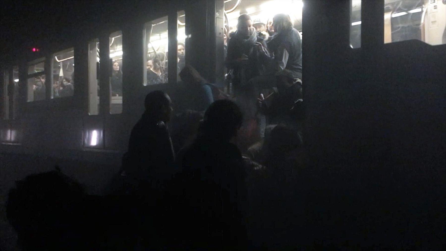 Människor evakueras från tunnelbanan i Bryssel efter bombattentatet.