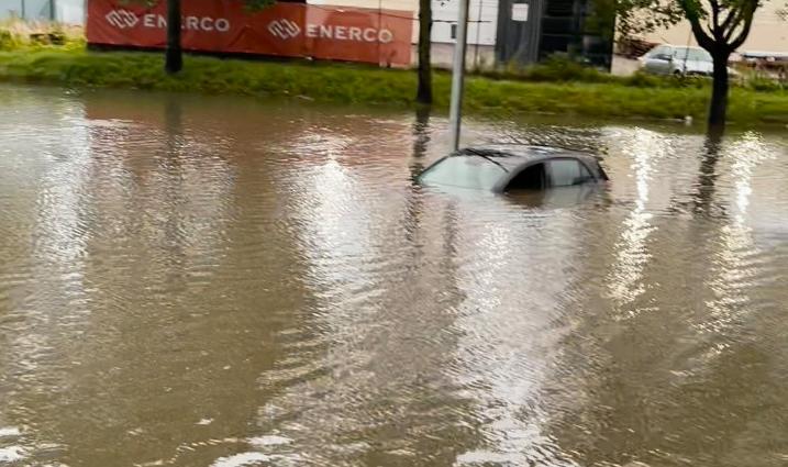 Bewars bil hamnade under vatten