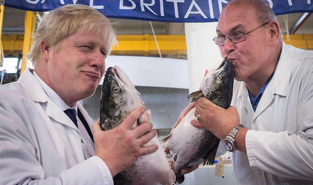 Boris Johnson kampanjade in i det sista för att Storbritannien ska lämna EU. Här i går på en fiskmarknad i London.