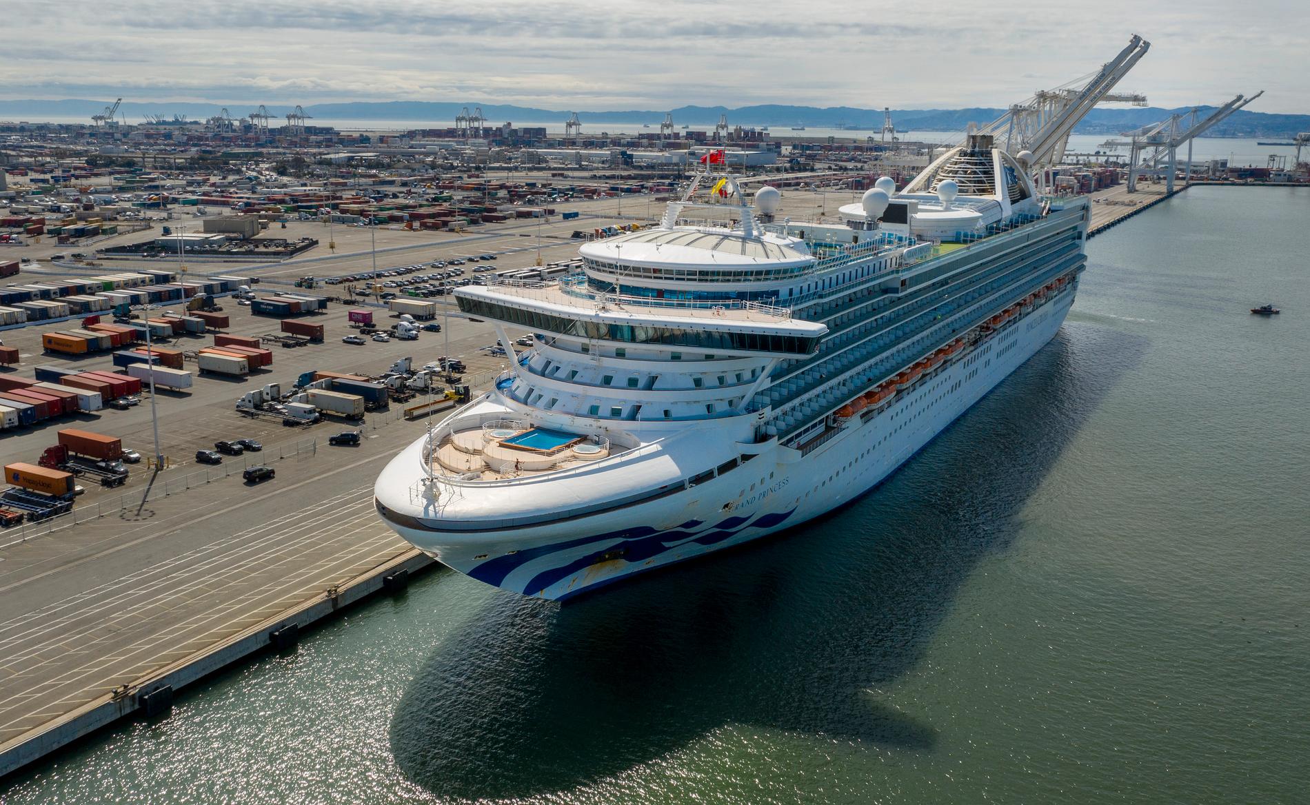 The Grand Princess har lagt till i hamnen i Oakland i närheten av San Francisco i USA.