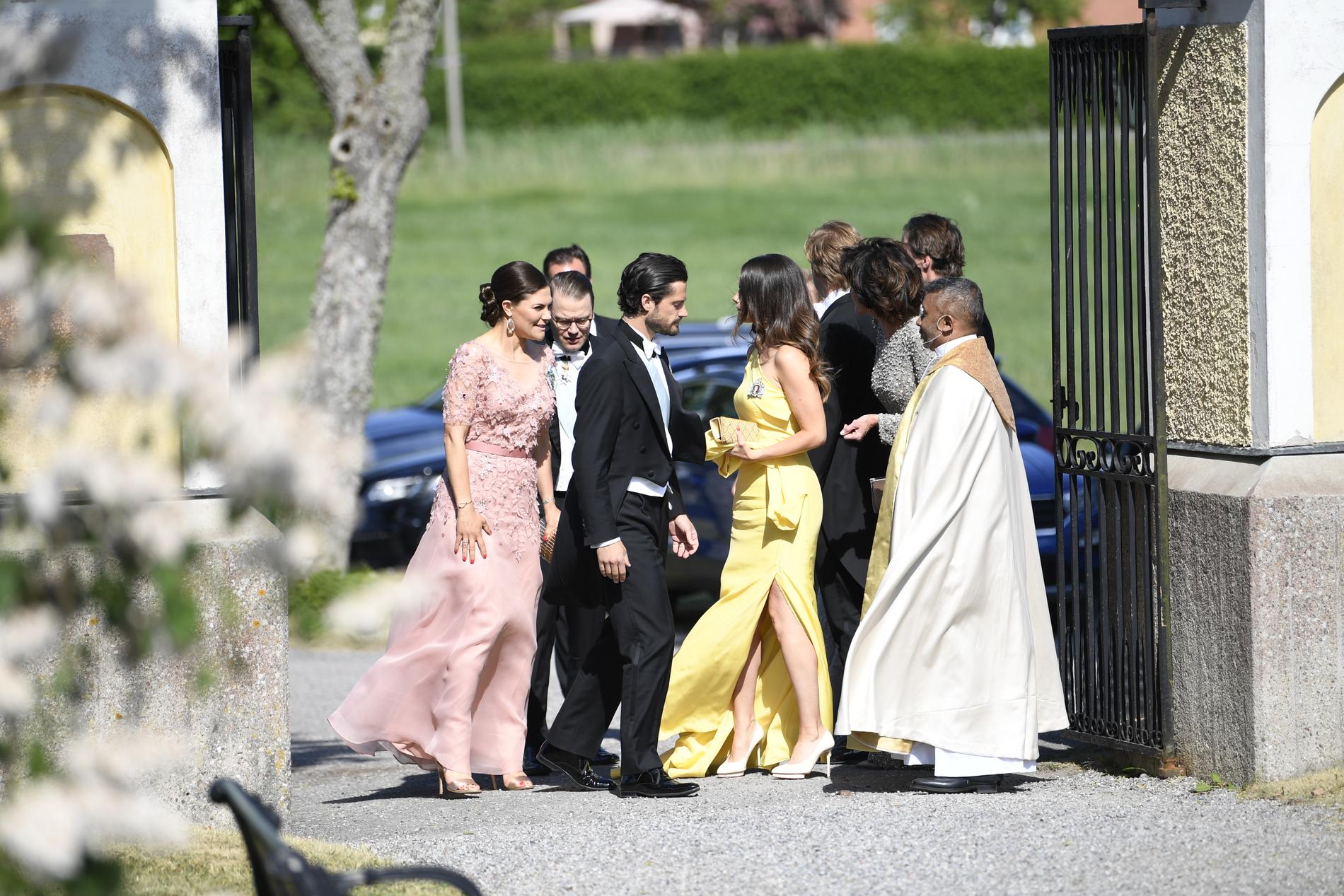 Kronprinsessan Victoria, prins Daniel, prins Carl-Philip, och prinsessan Sofia anländer till kyrkan. 