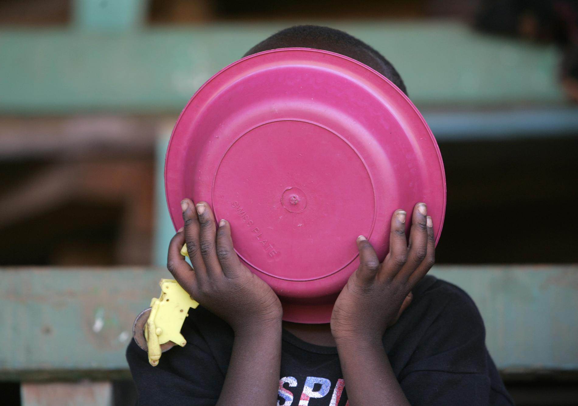 En pojke i Nairobi i Kenya får mat hos en hjälporganisation. Arkivbild