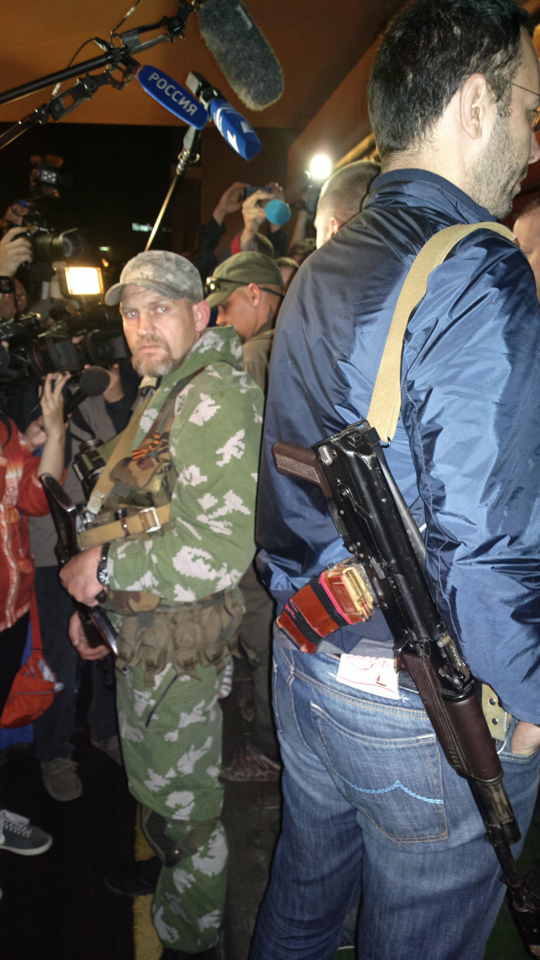 Rebellledaren Alexander Borodais livvakter håller ett öga på journalisterna under frisläppandet av den tillfångatagna OSCE-observatörerna. Foto: Mika Velikovskij.