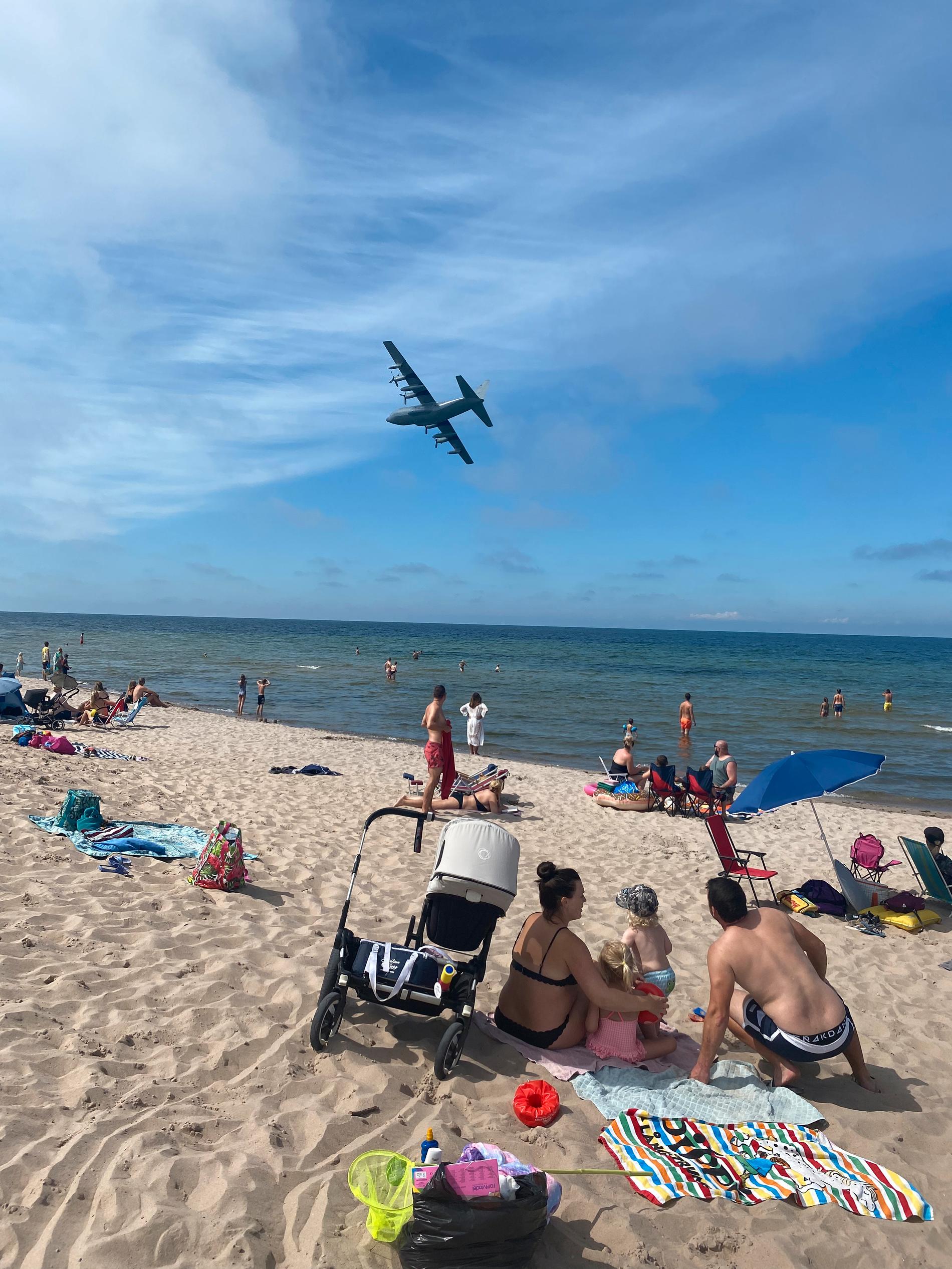 Transportflygplanet av modellen C-130 Herkules flög nära badgästerna på Tofta strand.