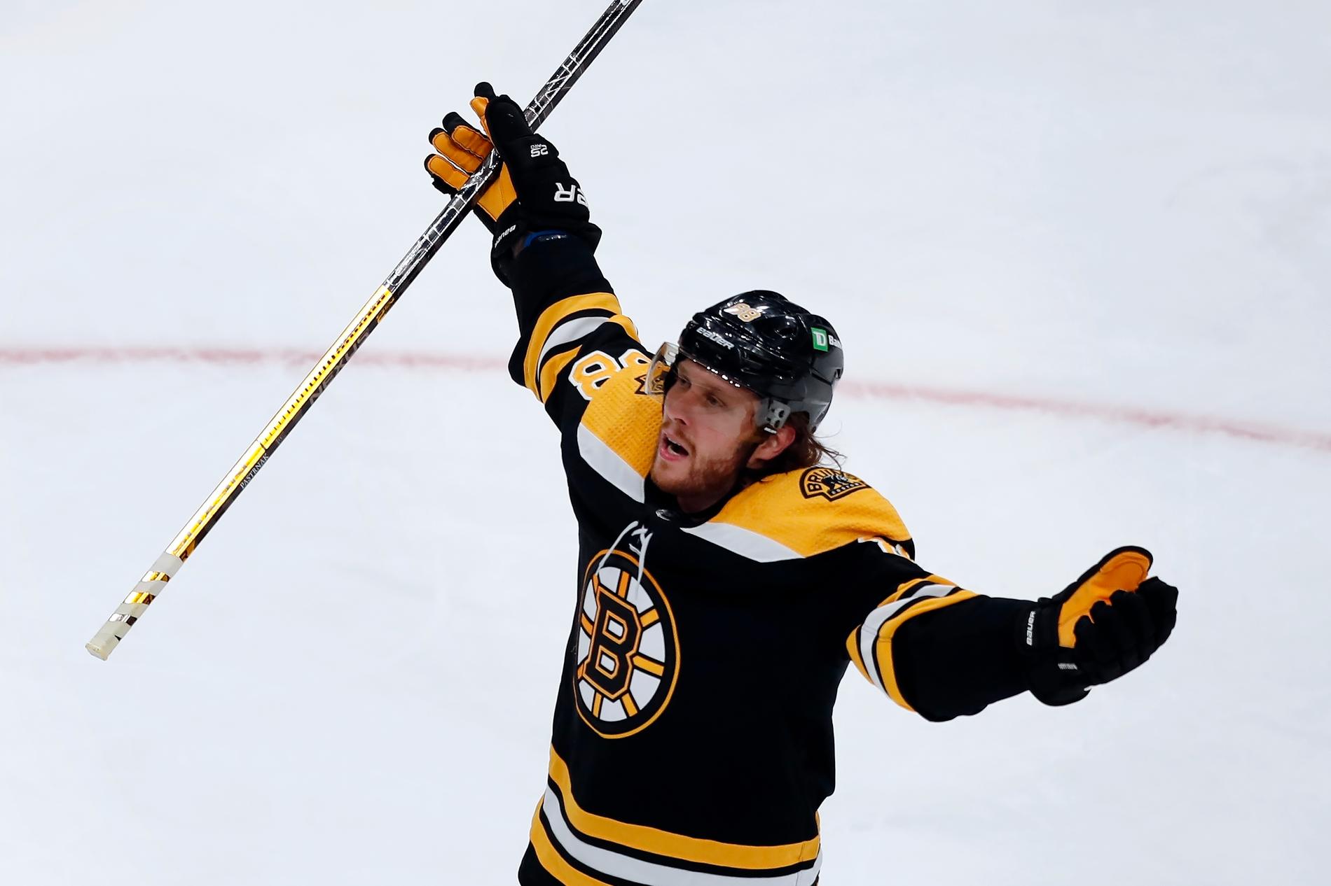 David Pastrnak öser in mål i Boston Bruins. Nu blir tjecken också rikligt belönad av NHL-klubben.