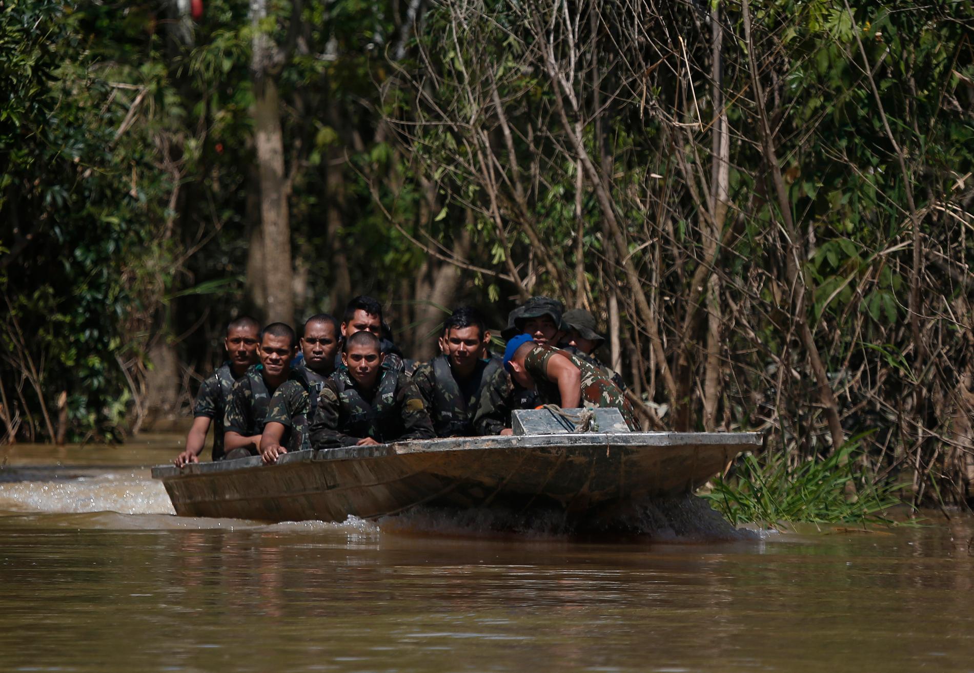 Soldater från Brasiliens armé under sökandet i regenskogen. 