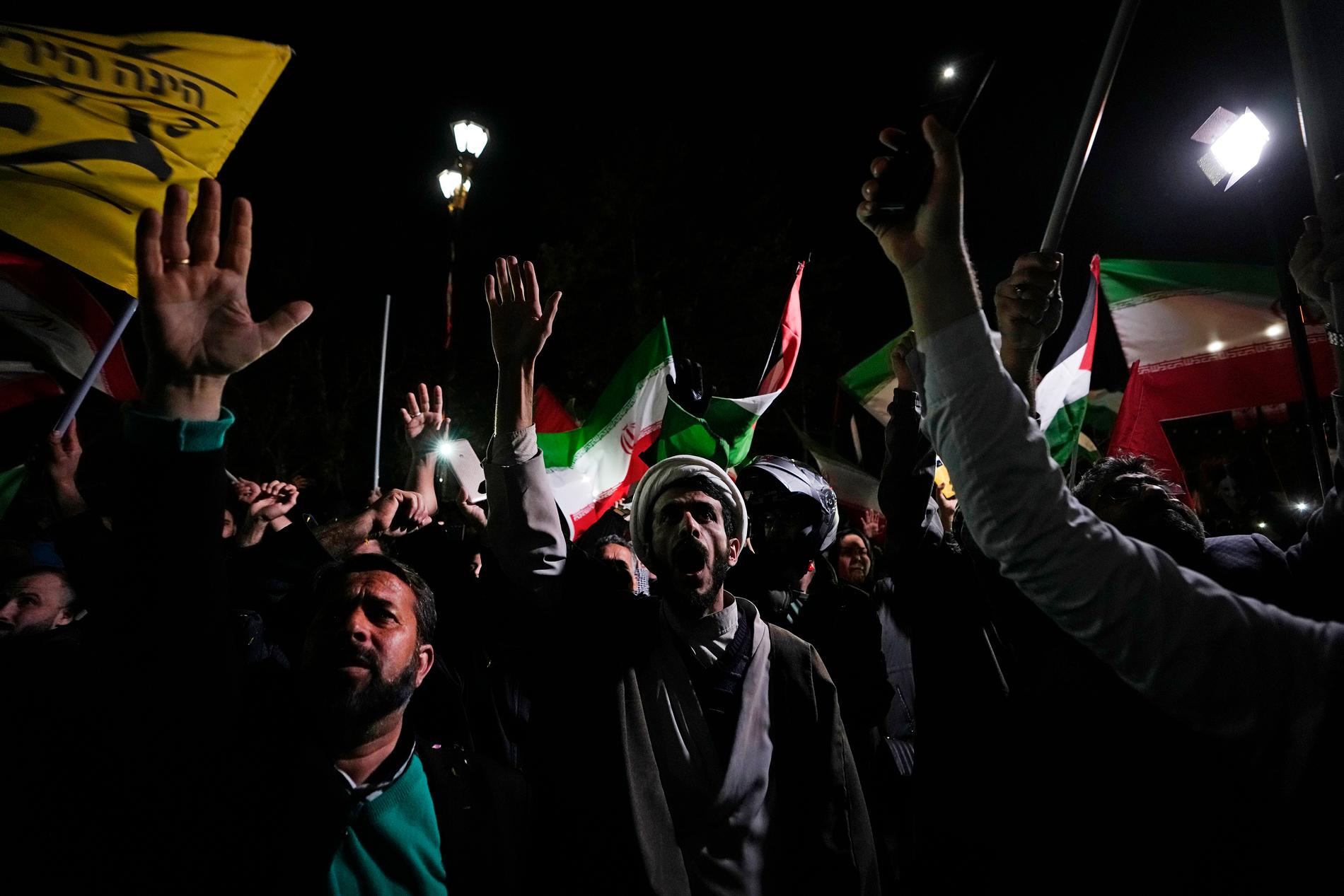 Demonstranter utanför Storbritanniens ambassad i iranska huvudstaden Teheran natten till söndag.