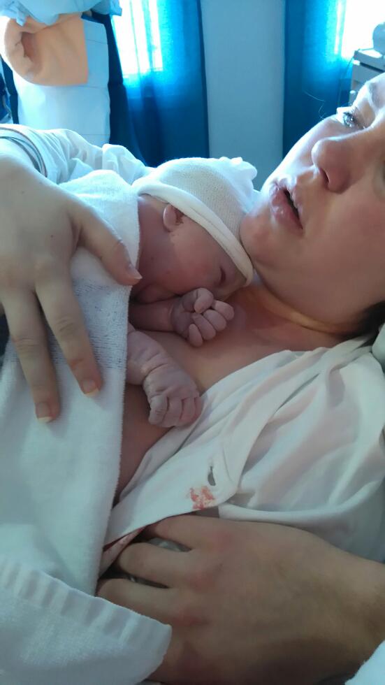 Catja Karlberg, 32, tillsammans med lilla Anya precis efter förlossningen i mars förra året. 