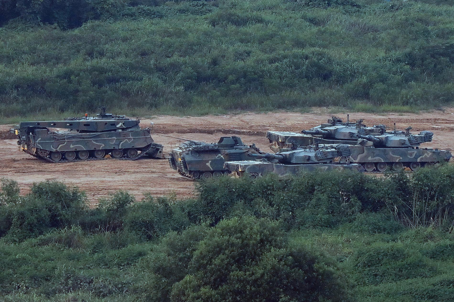 Sydkoreans militär övar i närheten av Nordkoreanska gränsen på söndagsmorgonen. 