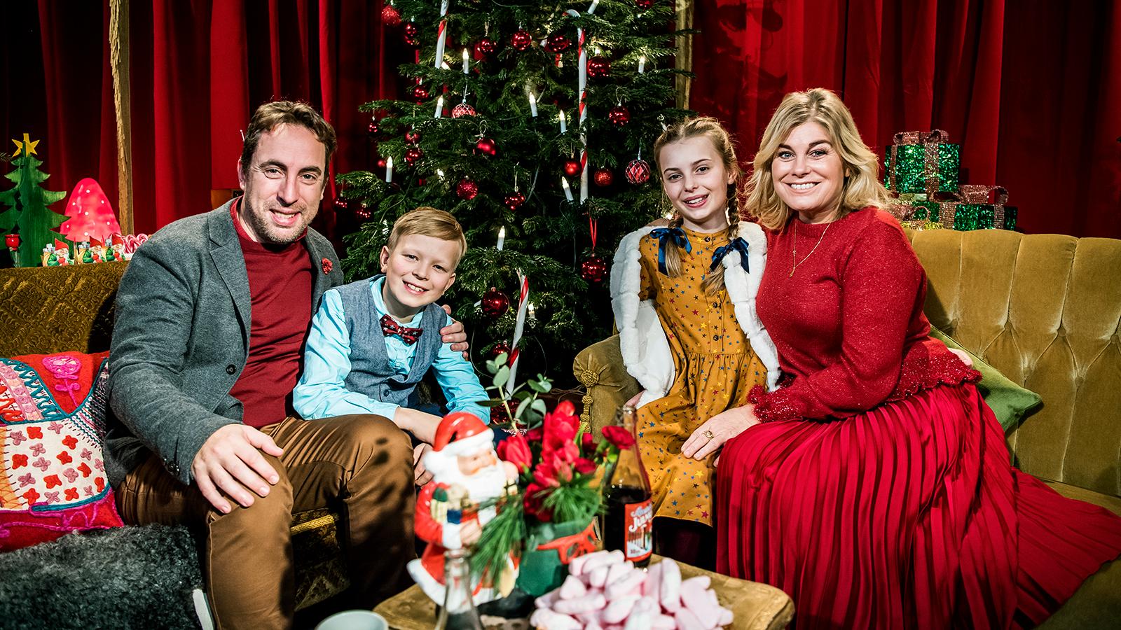 Per Andersson, Elis Nyström, Elisabeth Drejenstam och Pernilla Wahlgren har huvudroller i julkalendern ”Panik i tomteverkstan”.
