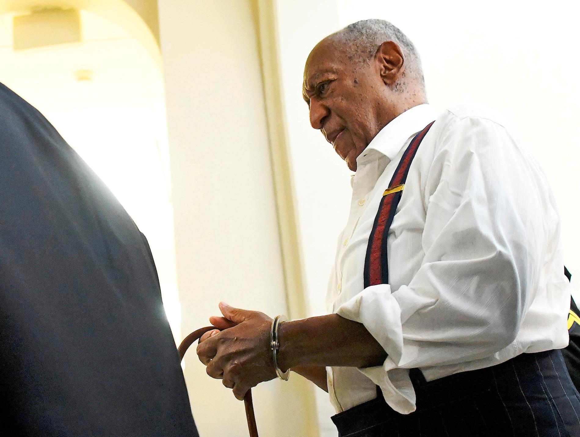 Bill Cosby förs bort efter att påföljden i rättegången förkunnats.