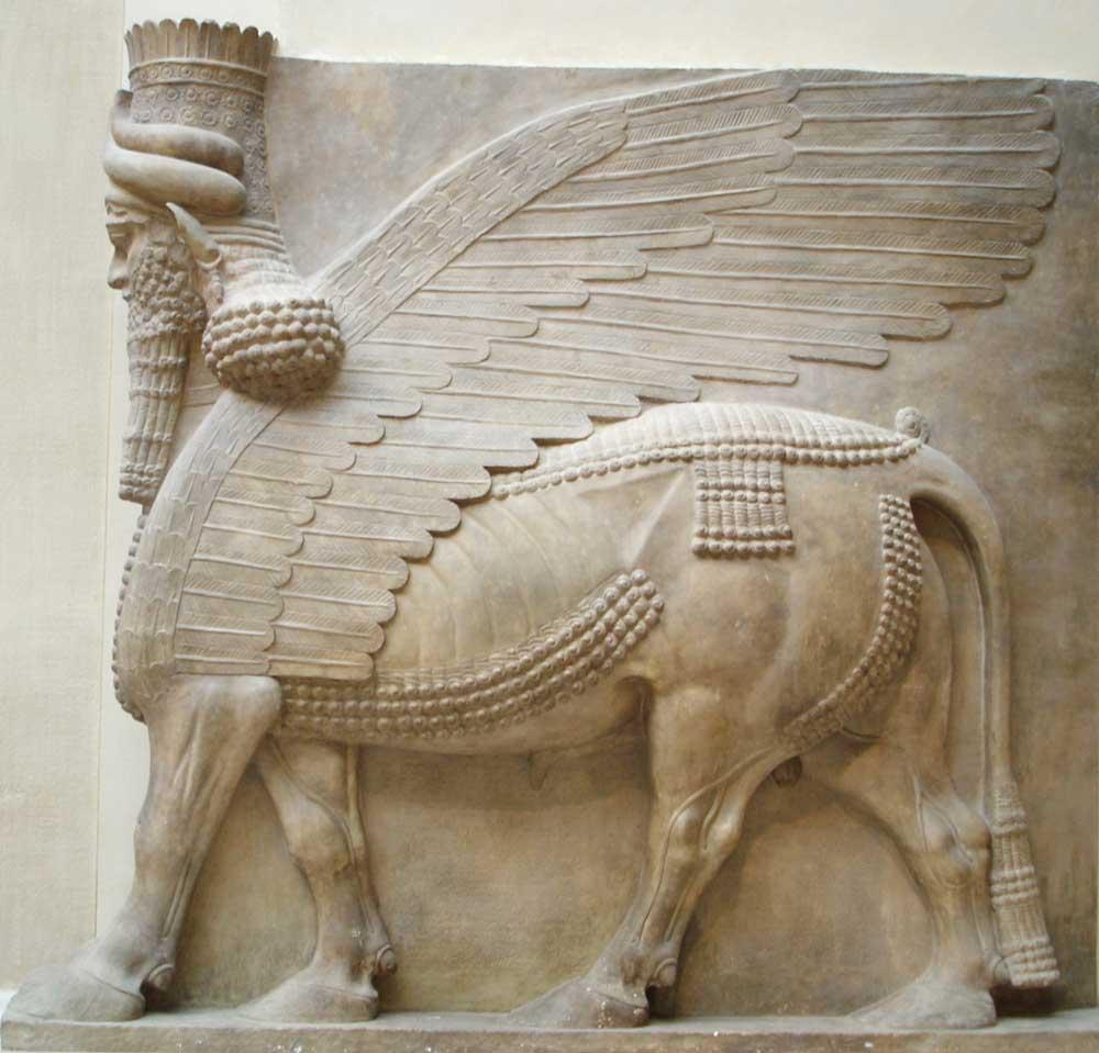 Assyrisk skulptur Den bevingade tjuren kommer från Khorsabad, från 700-talet före Kristus. Den finns numera i Louvren i Paris.