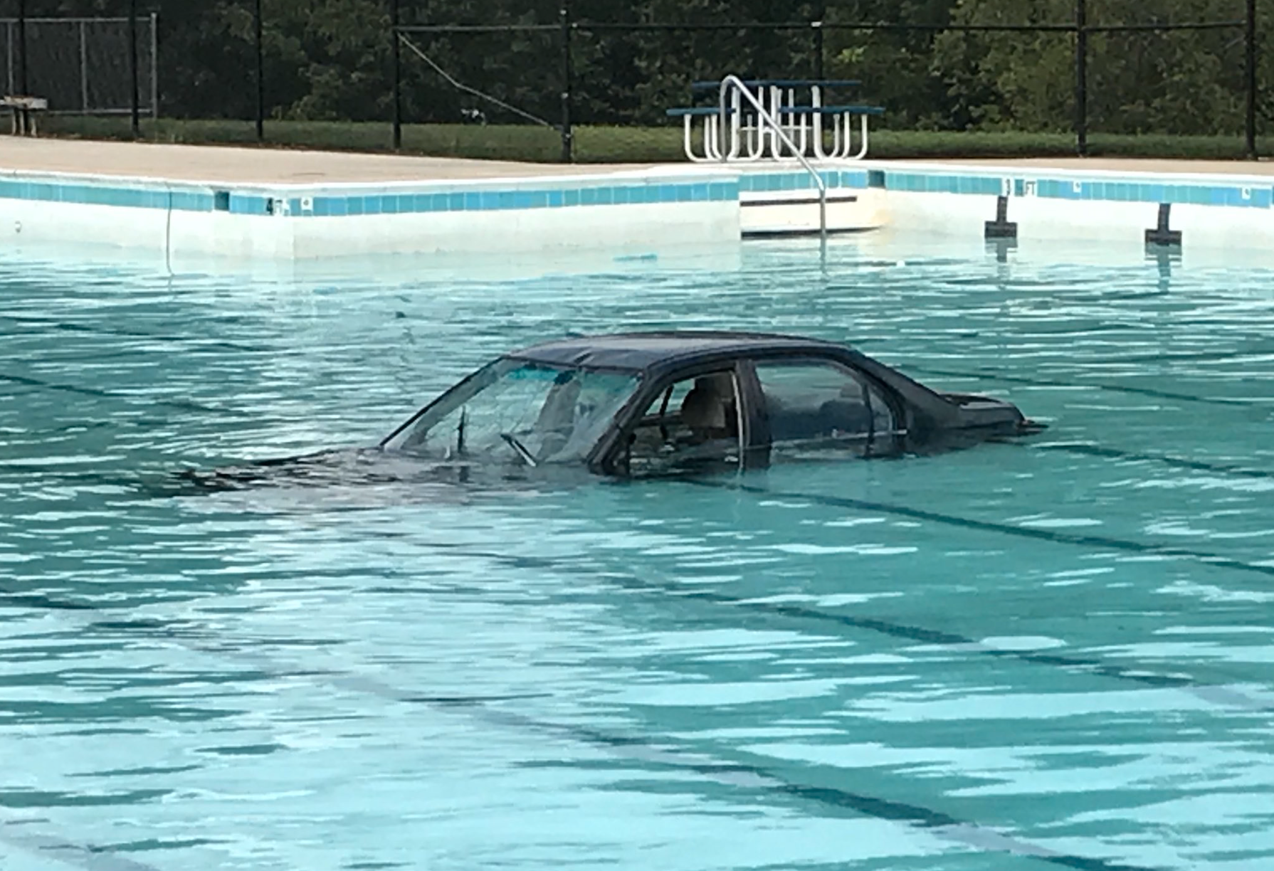 Bilen hamnade i poolen när kvinnan skulle öva på parkering.