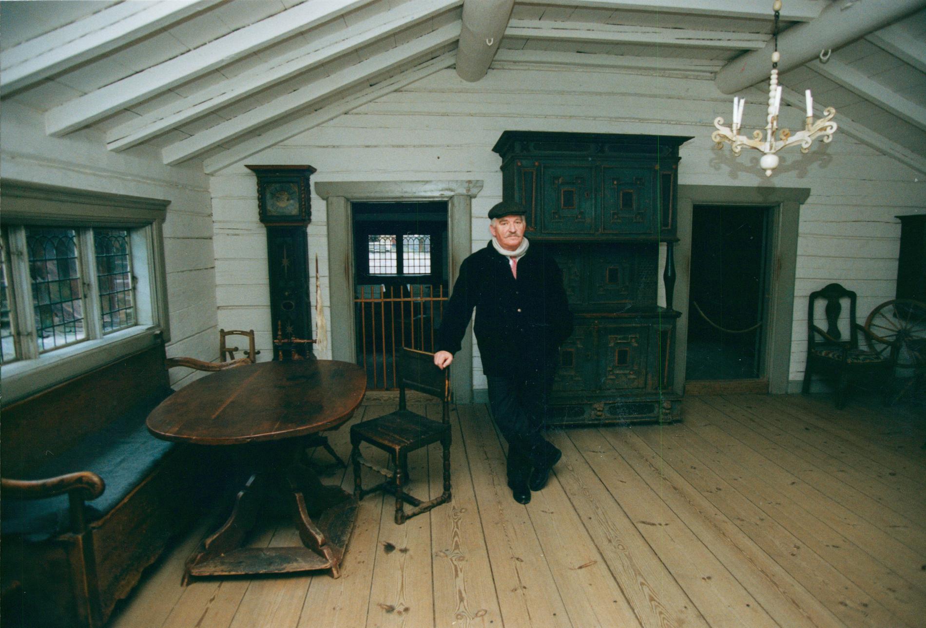 Hasse Alfredson i ett äldre hus på Skansen 1993. Mellan 1992–1994 var han Skansens chef. 