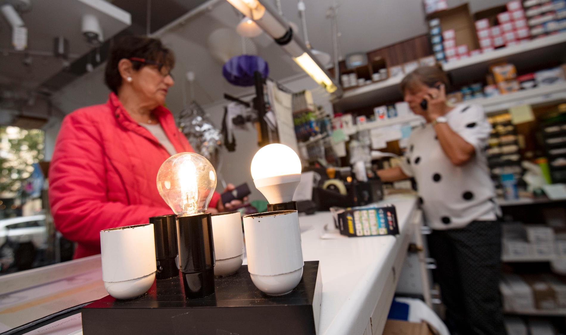 Många kunder har hittills valt halogenlampor, bland annat för att de är billigare än led, berättar Christina Freiding, delägare i en lampaffär i Malmö, här med kunden Gunnel Abrahamsson (t v).