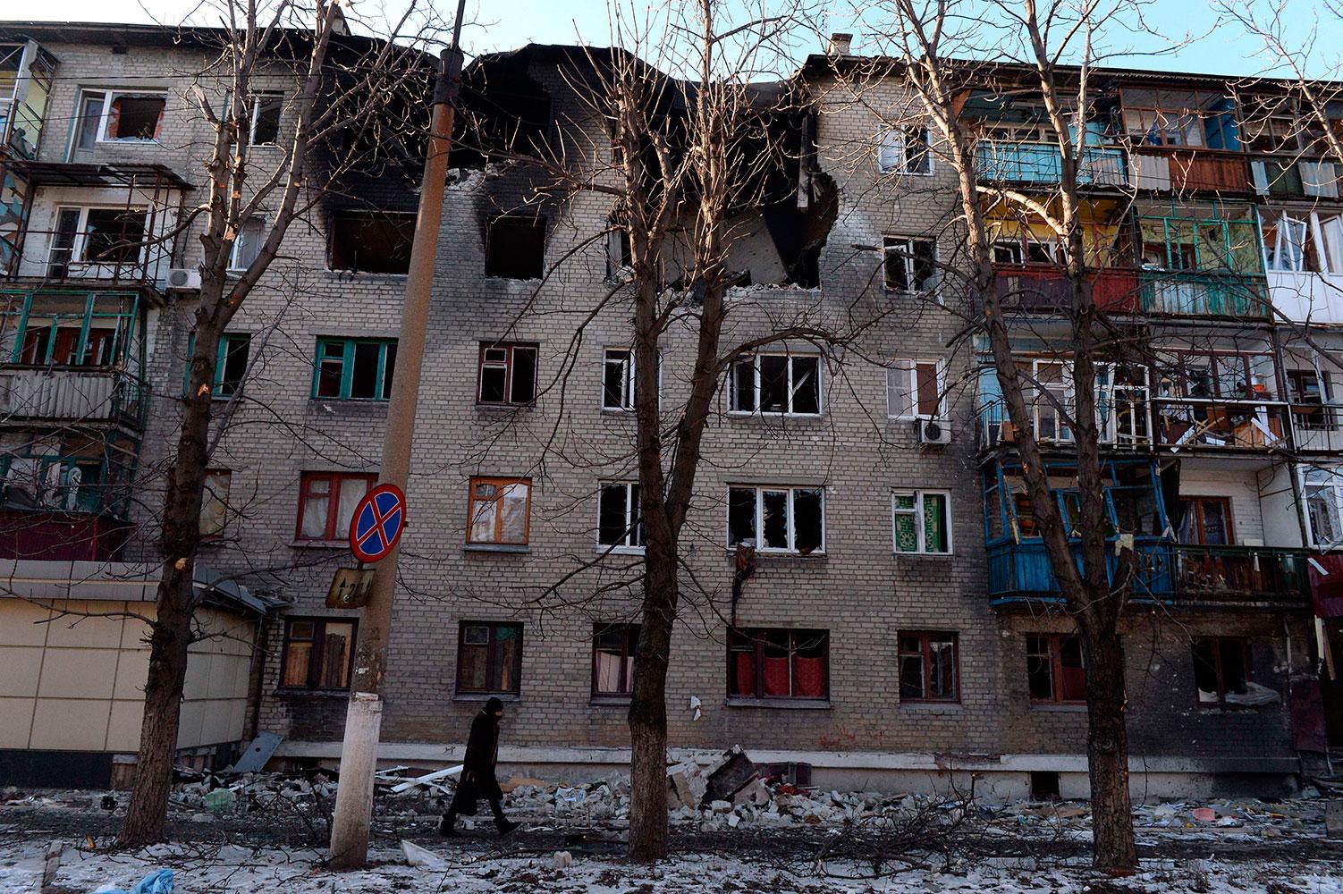 Beskjutet bostadshus i Debaltseve i östra Ukraina.