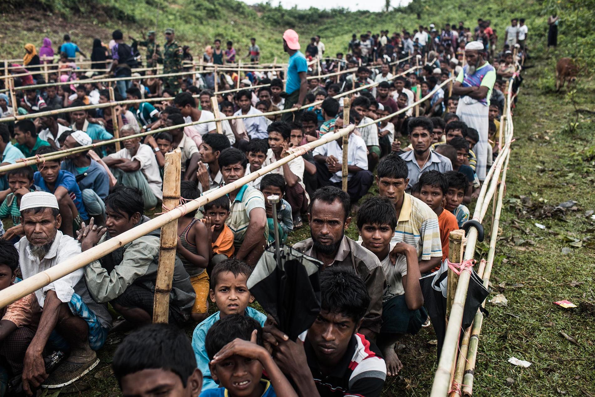 Flyktingar som nyligen kommit till Bangladesh köar i timmar för bistånd.