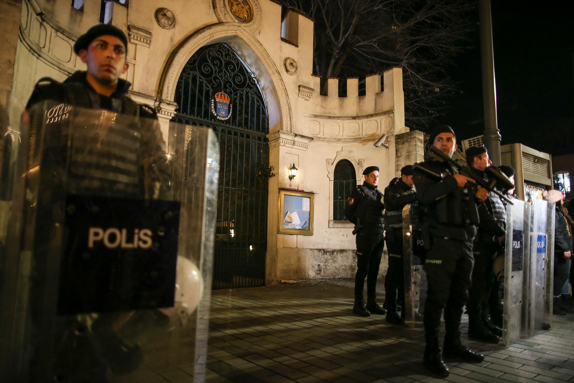 Polis vaktar vid svenska konsulatet i Istanbul den 21 januari, efter att Rasmus Paludan bränt en koran vid Turkiets ambassad i Stockholm.